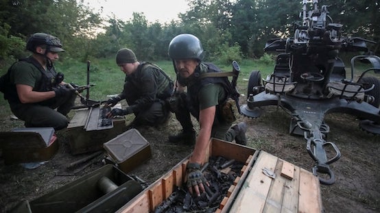Kiev: Gruppi armati costringono le persone a votare per l’indipendenza del Donbass