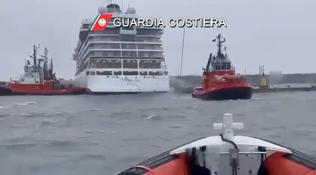 Marina di Ravenna: bora straordinaria rompe gli ormeggi della nave da crociera Viking Sea. Raffiche di vento a 150 km/h