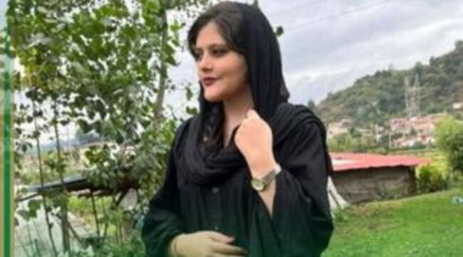 Iran, fermata una 22enne perchè non indossava bene il velo: muore durante l’arresto
