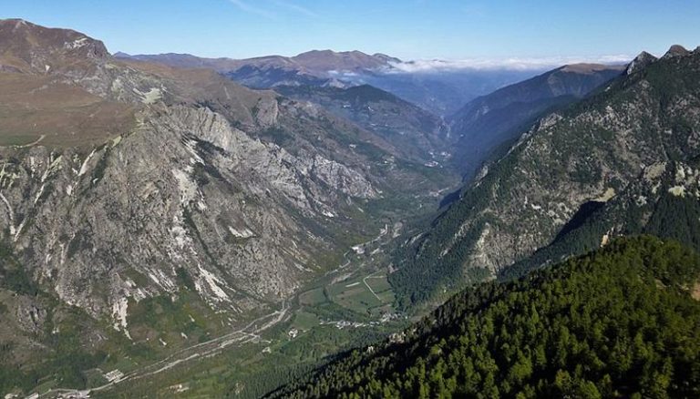 Acceglio (Cuneo), una valanga travolte quattro alpinisti: uno di loro è morto