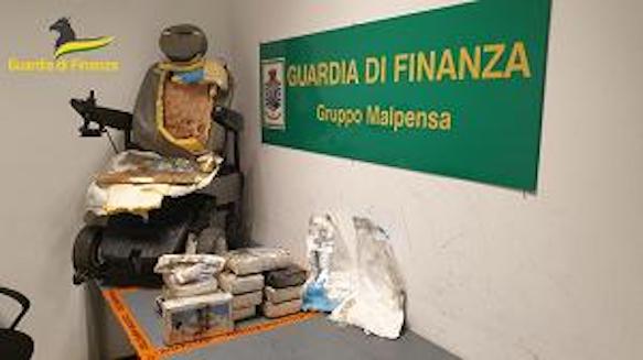 Malpensa (Varese), finto disabile nascondeva 13 chili di cocaina all’aeroporto: arrestato dalla Finanza