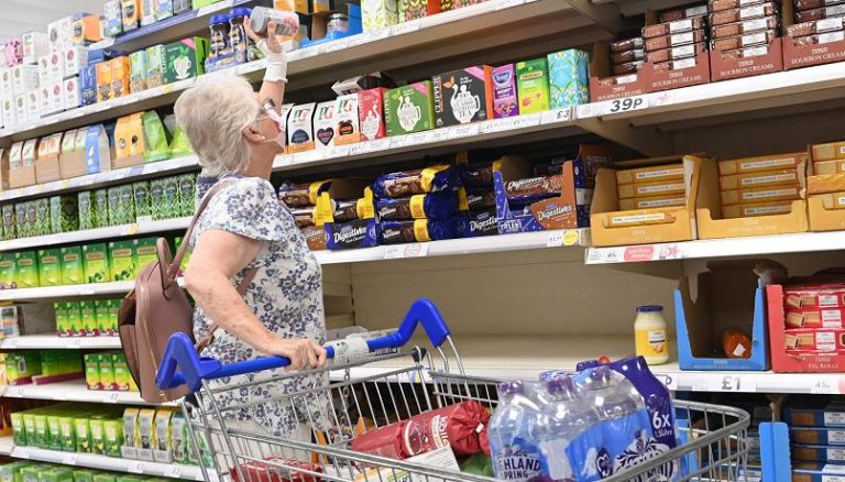 Il caro prezzi taglia del 3,2% gli acquisti alimentari degli italiani che sono però costretti a spendere il 3,6% in più