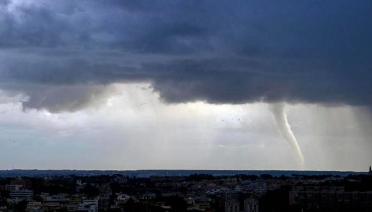 Allerta meteo gialla per Lombardia e Lazio. Arancione per Umbria e Toscana