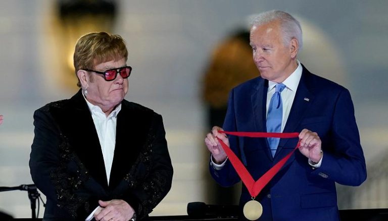 Usa, il presidente Biden premia Elton John con la National Humanities Medal