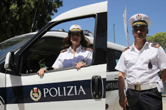 Roma, venditore ambulante aggredisce gli agenti durante un controllo: 41enne finisce in manette