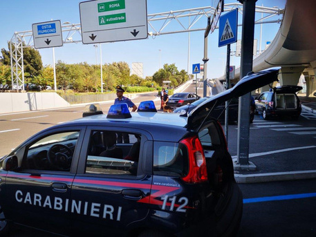 Ostia, controlli dei carabinieri negli stabilimenti balneari: tre denuncia e altrettanti sanzioni