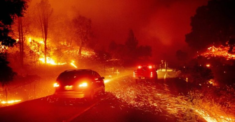 Gli incendi tornano a devastare la California a sud est di Los Angeles