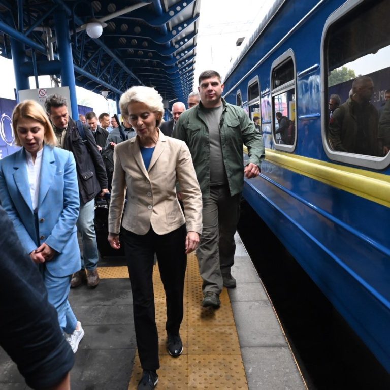 Ursula Von der Leyen arriva a Kiev: “Sono qui per avvicinare nostri popoli”