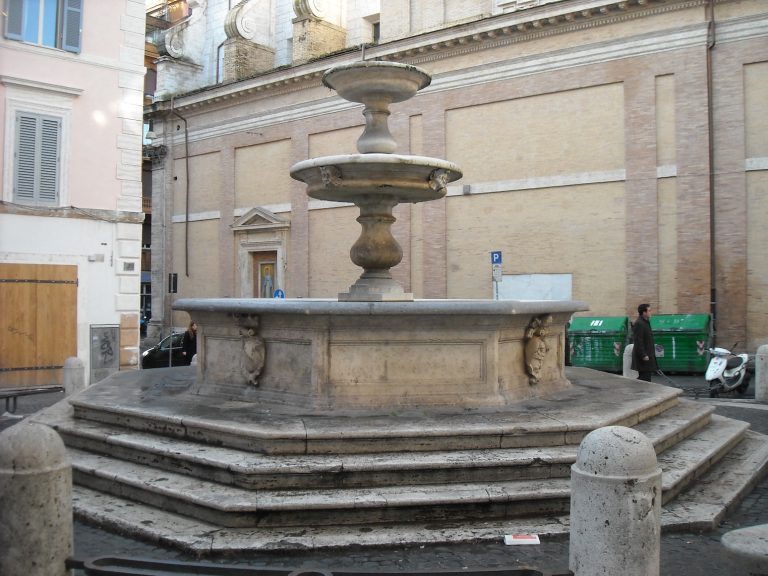 Roma, “trasforma” una fontana per il luogo in cui mangiare: sanzionato un 55enne al Rione Monti