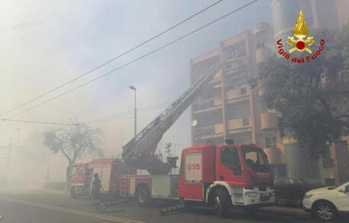 Pietra Ligure (Savona), incendio nell’ospedale di Santa Corona: evacuati 50 pazienti. Prende corpo la matrice dolosa