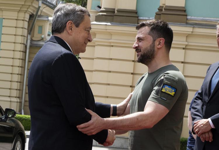 Guerra in Ucraina, Draghi telefona a Zelensky: “Gli attacchi brutali aggravano la posizione di Mosca”