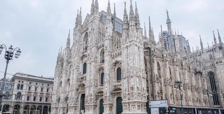 Milano, 55enne si rompe la caviglia sulla terrazza del Duomo: soccorsa dai vigili del fuoco