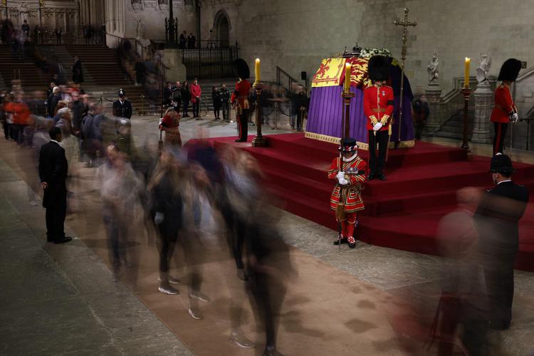 Londra, un uomo si avvicina troppo al feretro della regina Elisabetta II: è stato arrestato