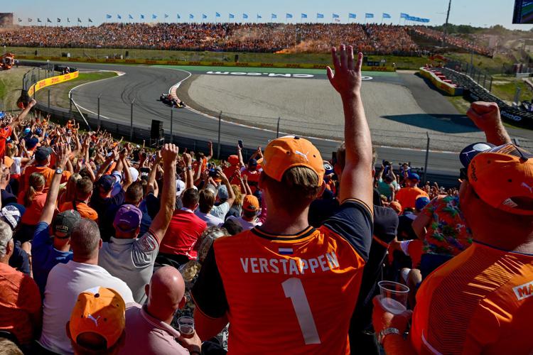 Formula 1: alle prove del Gp d’Olanda Verstappen in pole position, al suo fianco il ferrarista Leclerc