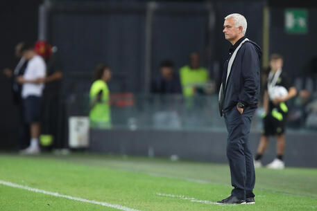 Calcio, Mourinho ‘recrimina’ dopo l’umiliazione contro l’Udinese: “Abbiamo regalato i primi due gol che hanno fatto la storia della partita”