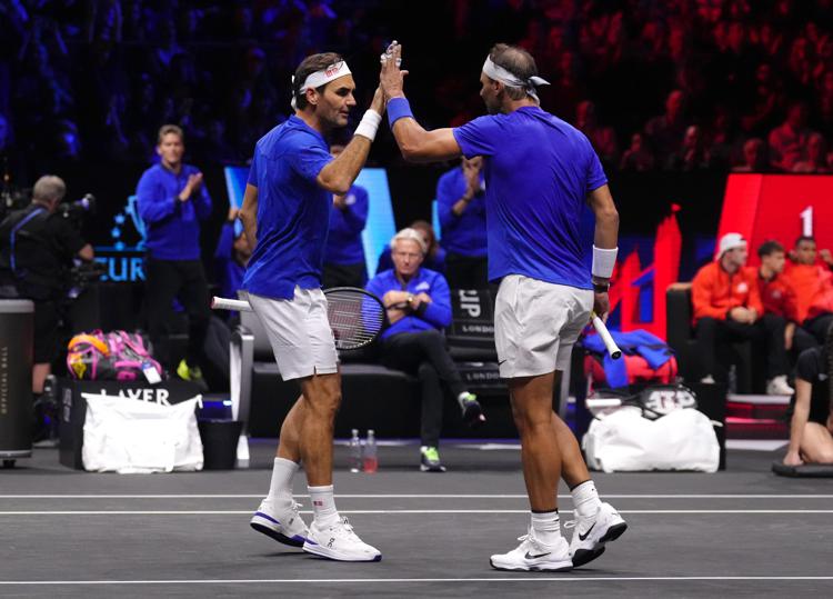 Tennis, Roger Federer si congeda in lacrime nel duo con Nadal: una carriera luminosa