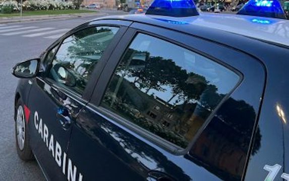 Colleferro (Roma), aggredisce la madre e tenta di gettarla dal balcone: arrestato un 50enne