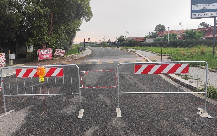 Fiumicino, calcinacci caduti dal viadotto: chiuso il Corridoio