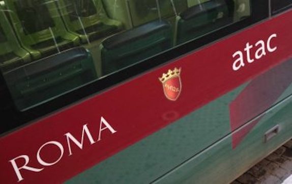Roma, autista di un autobus si addormenta e provoca un incidente