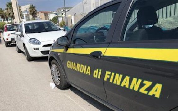 Ciampino (Roma), sequestrati 80mila euro non dichiarati all’interno di un bagaglio