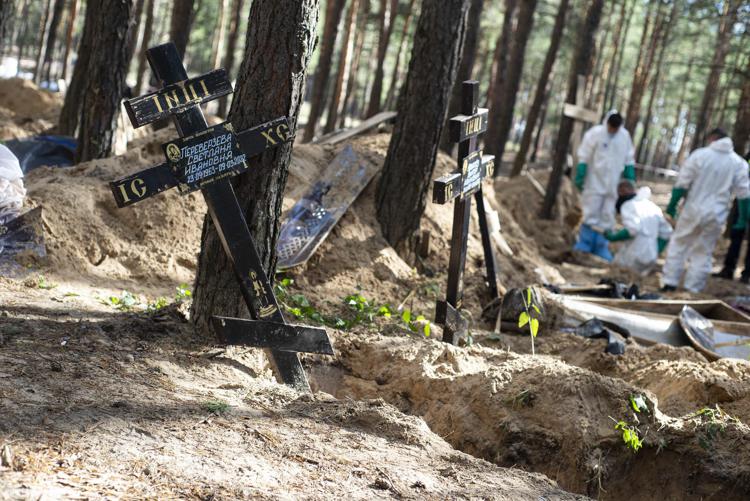 Ucraina, riesumati a Izyum 263 corpi in una fossa comune