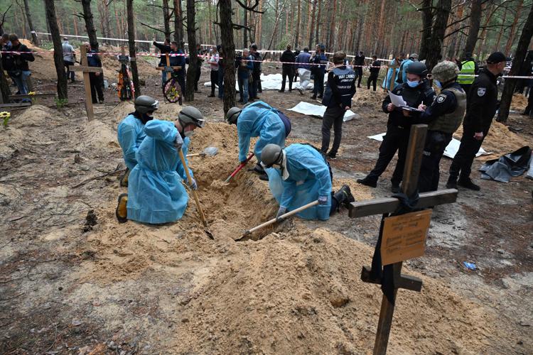 Orrore in Uncraina: a Izyum trovata un’intera famiglia massacrata in una fossa comune