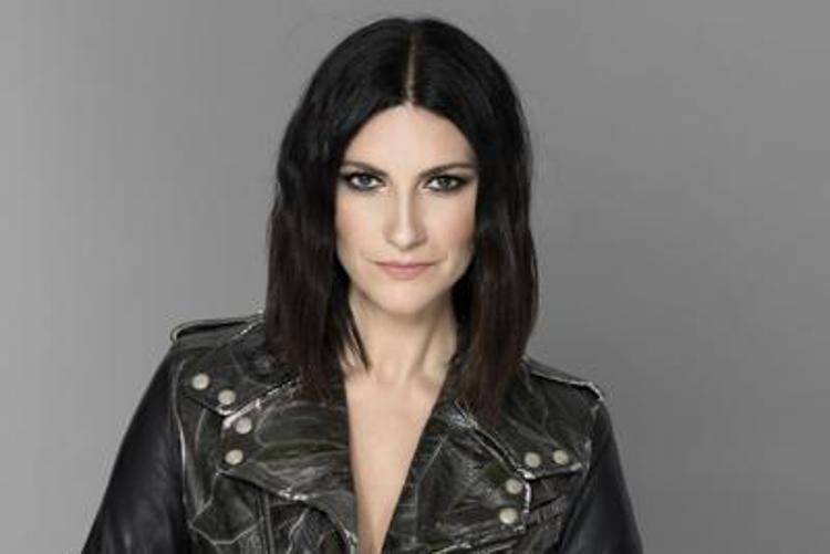 Laura Pausini di nuovo al centro dell’attenzione dei social per il suo rifiuto di cantare “Bella ciao”