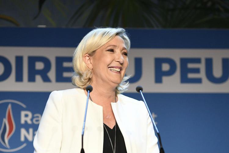 Elezioni 2022, Marie Le Pen si congratula con la Meloni: “Il popolo italiano ha deciso di prendere in mano il suo destino”