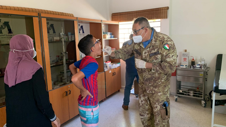 Libano, il contingente italiano cura la popolazione locale nelle proprie case