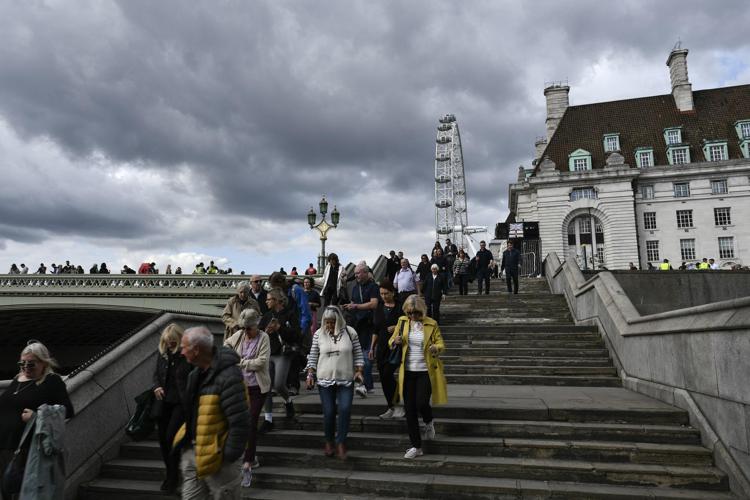 Londra, oltre 7 chilometri di fila di persone in attesa del feretro della regina Elisabetta II