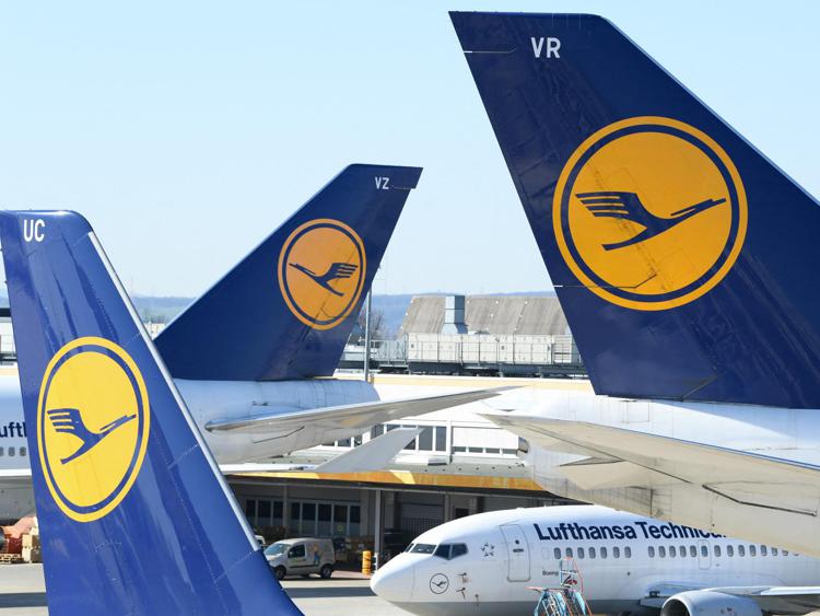 Germania: cancellati 800 voli negli hub di Monaco e Francoforte