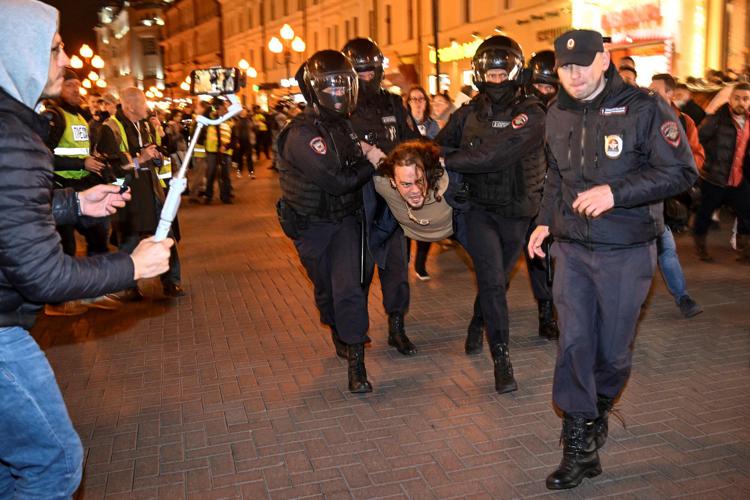 Russia, ondata di proteste a Mosca, San Pietroburgo, Novosibirsk e altre 35 città per la mobilitazione annunciata da Putin