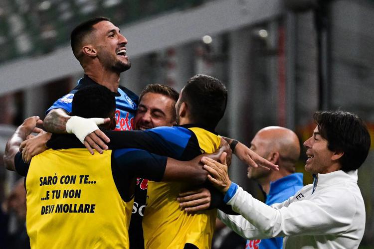 Calcio, impresa del Napoli che batte a San Siro il Milan 2 a 1: i partenopei primi in classifica