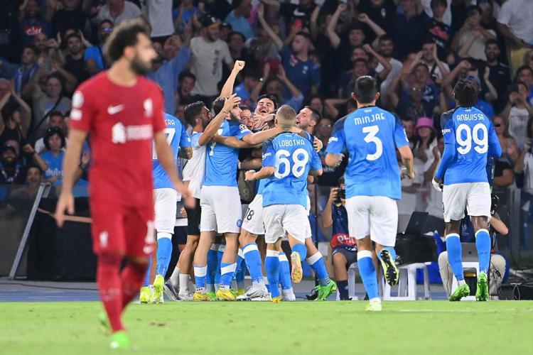 Champions League, impresa del Napoli che travolge 4-1 il Liverpool