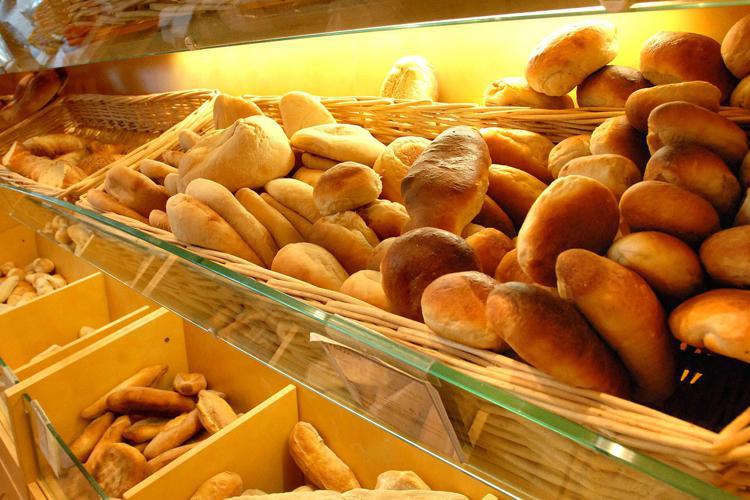 Torino, vermi in un panino: denunciato un panettiere di 61 anni