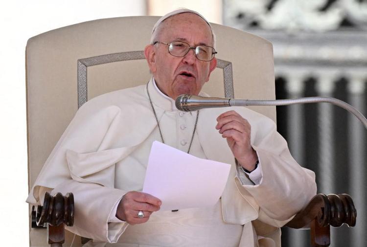Vaticano, parla Papa Francesco: “Fino a quando il nostro sistema produrrà scarti e noi opereremo secondo questo sistema, saremo complici di un’economia che uccide”