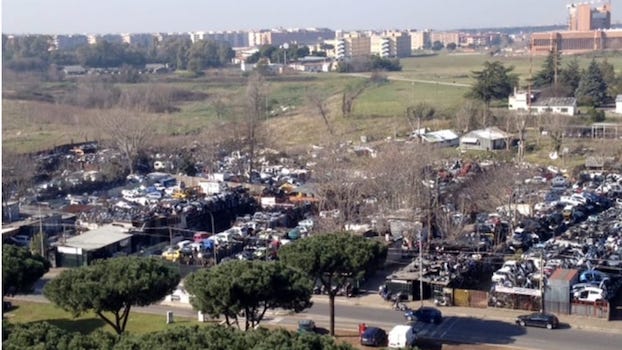 Roma, il sindaco Gualtieri firma l’ordinanza per rimuovere gli autodemolitori a Centocelle: tolte 154 tonnellate di rifiuti