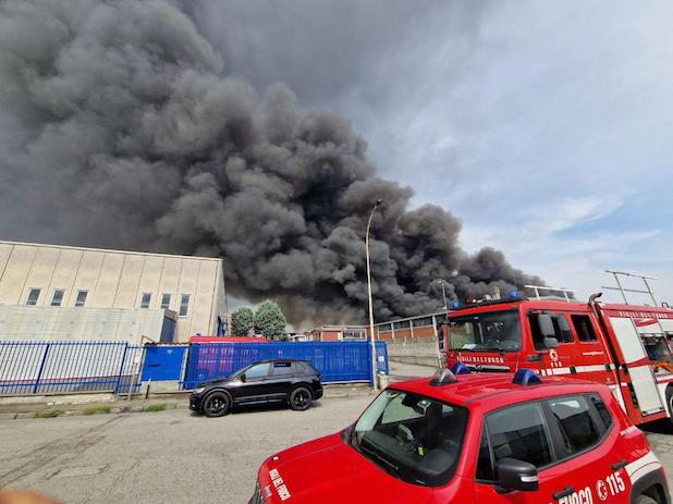 Grande incendio in un’azienda chimica a San Giuliano Milanese (Mi): ferite 6 persone