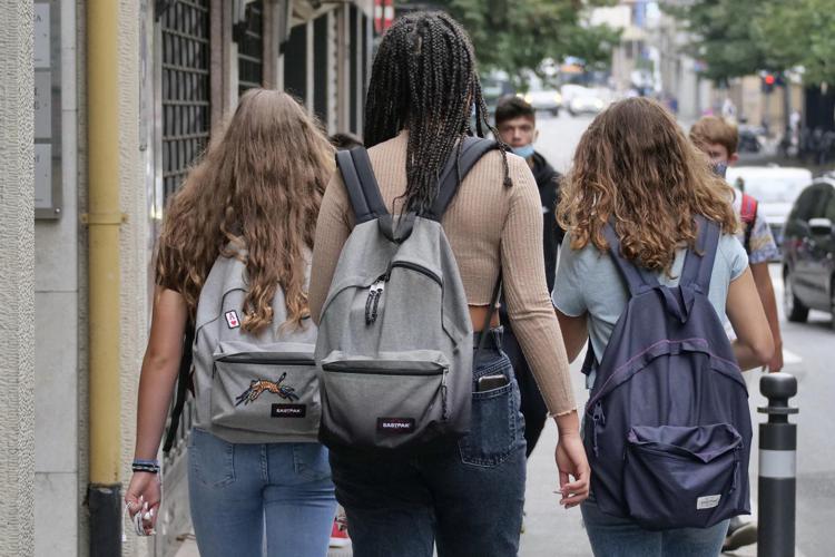 Primo giorno di scuola con rientro per oltre 7 milioni di studenti in tutta Italia senza mascherine