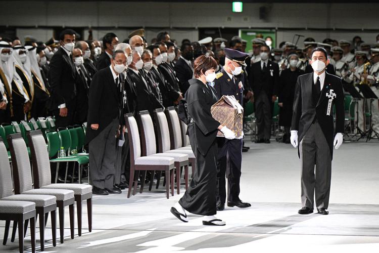 Giappone, sono iniziati i funerali di Stato per l’ex premier Shinzo Abe. Proteste in piazza