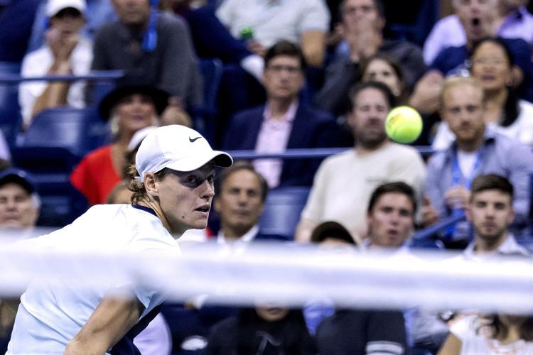 Tennis, Jannik Sinner spreca un match point e viene eliminato al 4° set contro Alcaraz