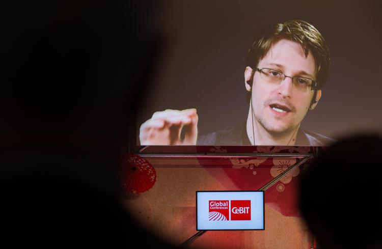 Edward Snowden (ex analista della Cia) è da oggi cittadino russo
