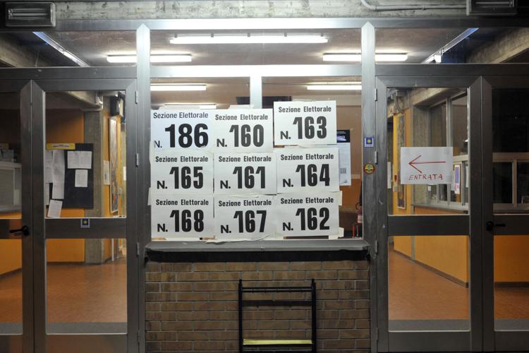 Elezioni 2022, L’88% dei 61.562 seggi elettorali dislocati nella penisola si trova all’interno di edifici scolastici