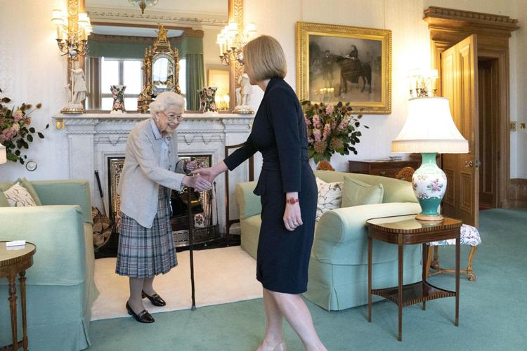 Gran Bretagna, la regina Elisabetta nomina ufficialmente Liz Truss come nuova premier
