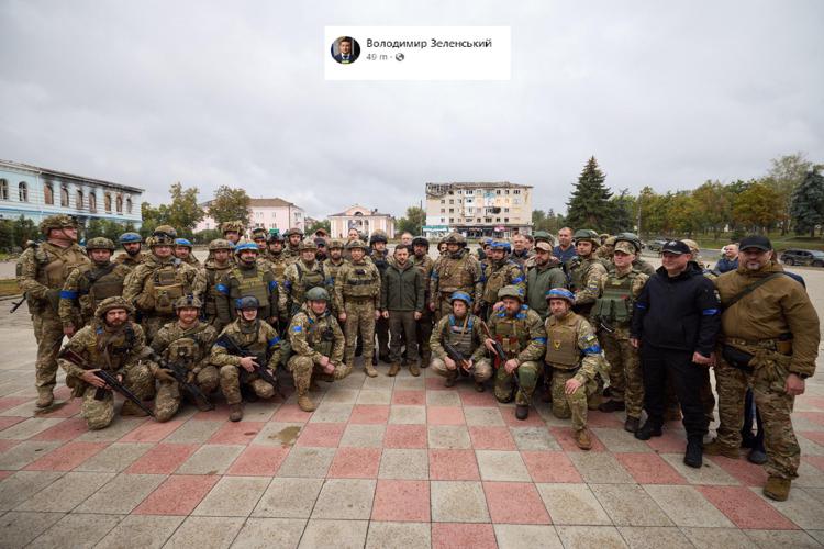Guerra in Ucraina, Zelensky visita a sorpresa a Izyum per festeggiare la liberazione dai russi