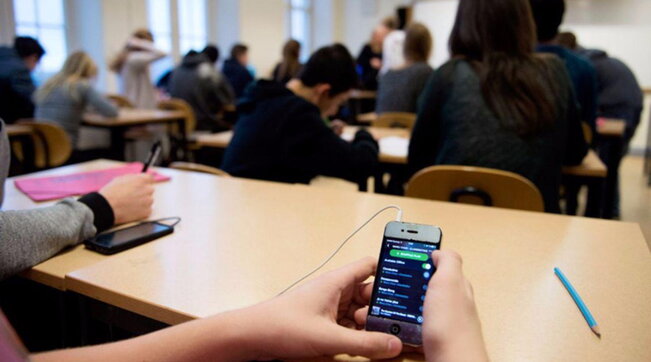 Latina, un professore vieta l’uso dei cellulari in un liceo scientifico: l’ira dei genitori
