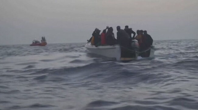 Un barchino di migranti è affondato a 24 miglia dalla costa di Lampedusa: a bordo c’erano una trentina di persone