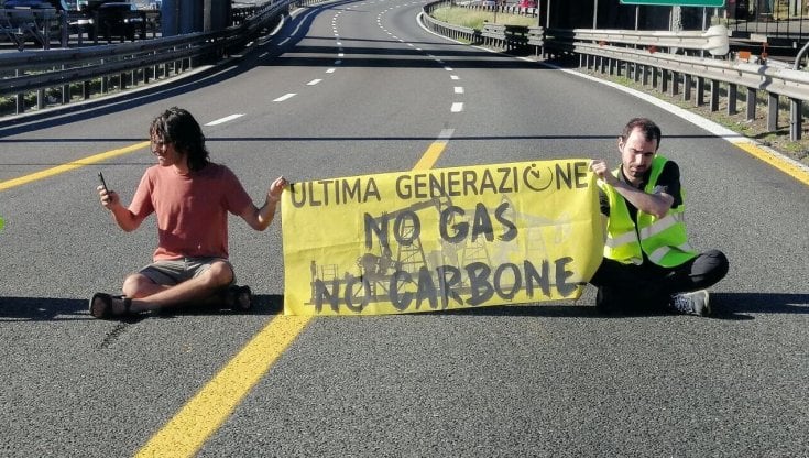 Roma, la Procura apre due fascicoli sui blocchi stradali degli attivisti per il clima sul Gra