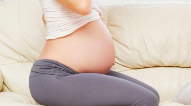 Le donne italiane partoriscono in media a 33 anni. I mariti sono quasi sempre presenti