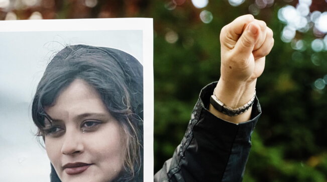 La farsa delle autorità iraniane: “Nessuna violenza su Mahsa Amini, si è suicidata”